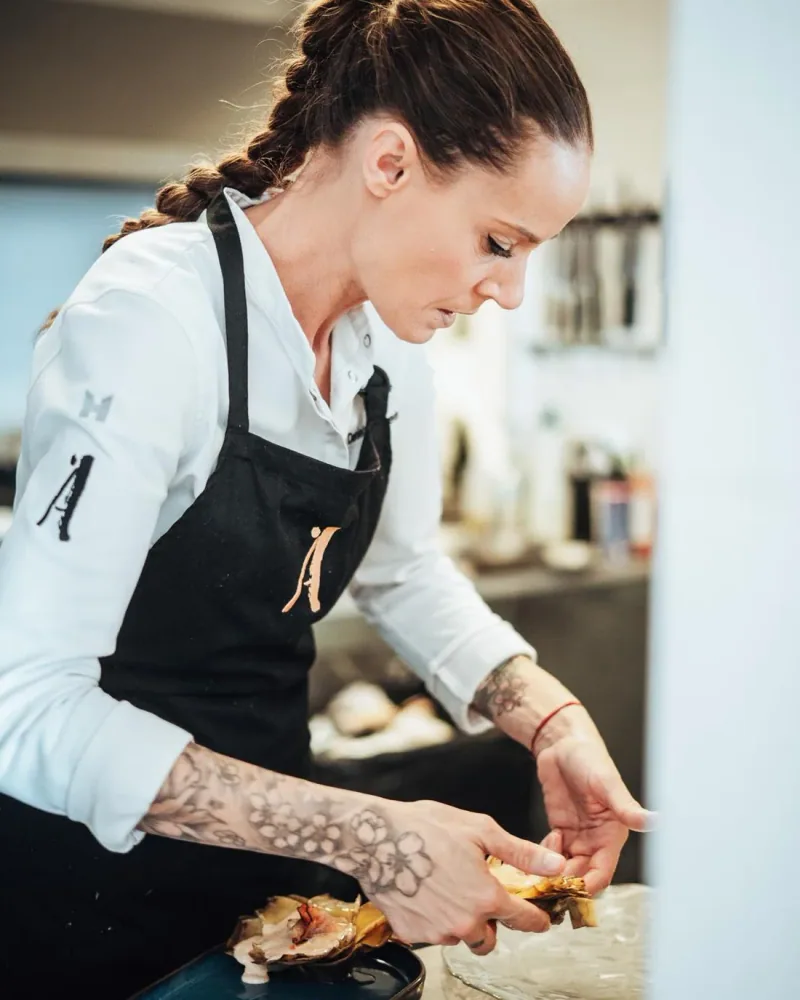 Emplatando un pase en la cocina de Alma Playa