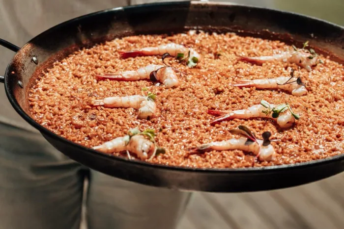 Arroz seco de langostinos, servido en la paellera