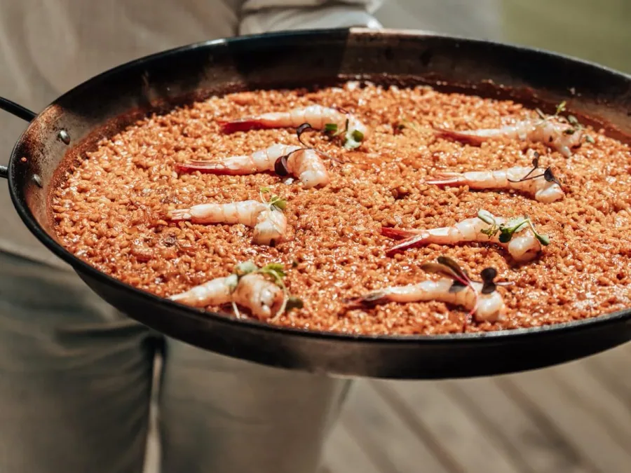 Arroz seco de langostinos recién hecho en la paellera