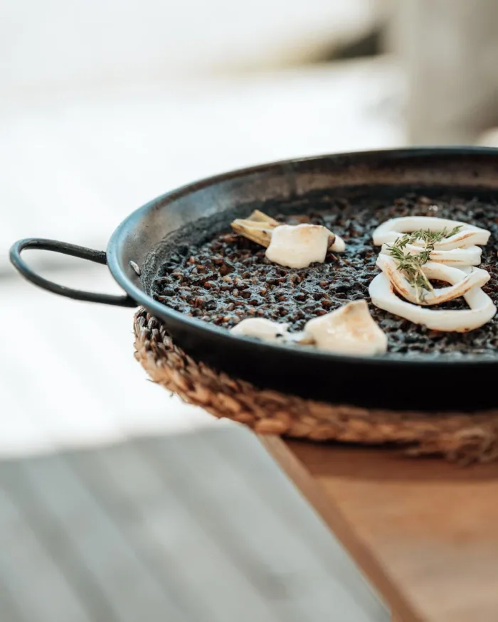 Arroz negro de calamar, hecho en la paellera