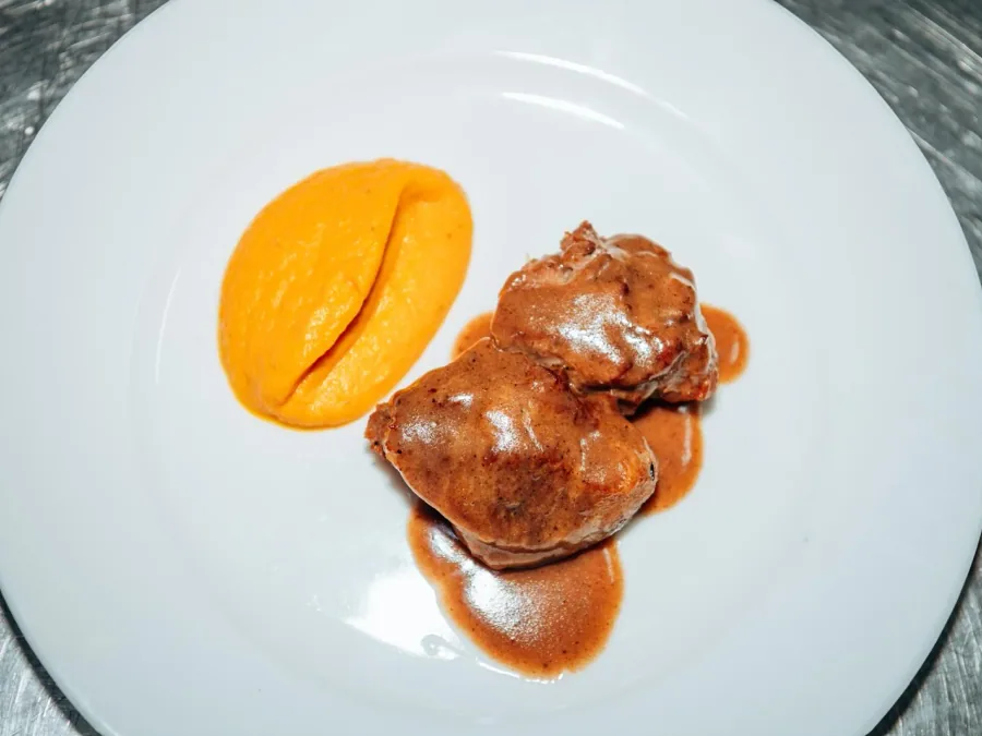 Carrilleras de cerdo ibérico con parmentier de calabaza