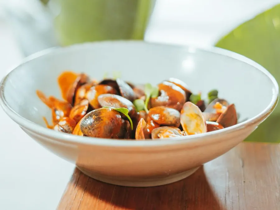Mejillones bouchot servidos en cuenco con su jugo