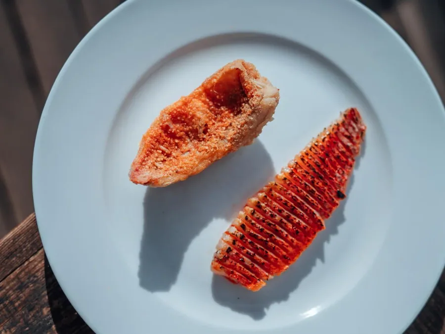 Salmonete servido en sus dos versiones, sashimi y frito