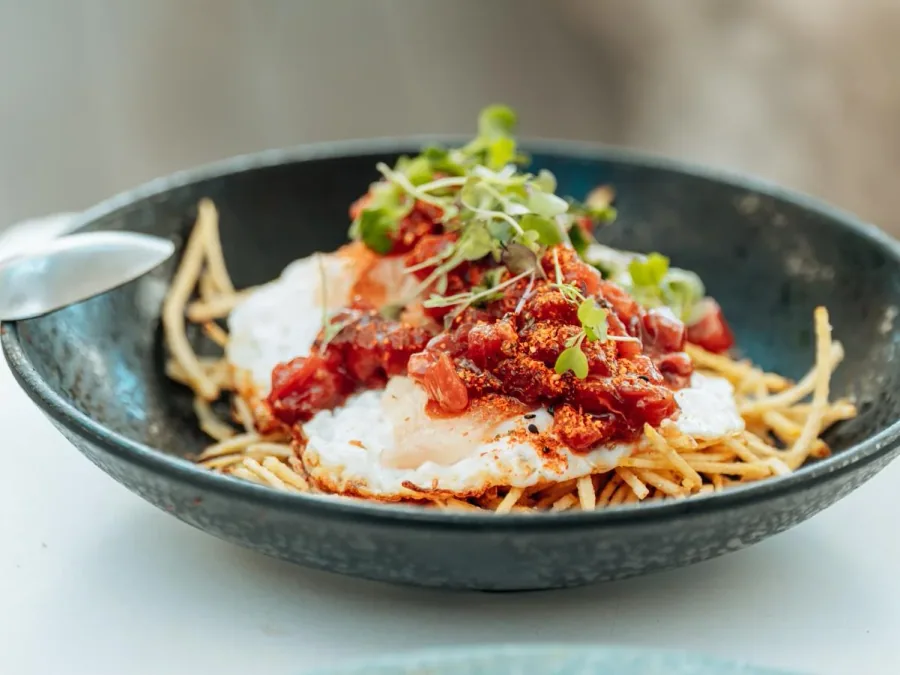 Tartar de atún rojo sobre huevo frito y patata paja