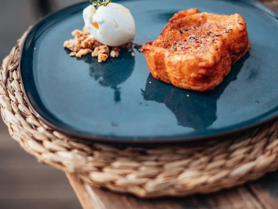 Torrija caramelizada con una quenelle de helado